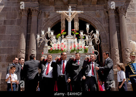 Procession avec croix d'argent au cours de la journée de la croix Dia de la Cruz de Santa Cruz de La Palma, Canary Islands Banque D'Images