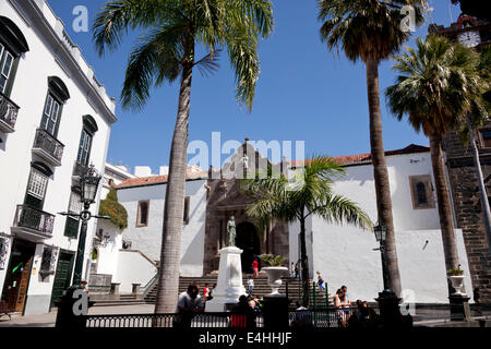 Plaza de Espana avec église Iglesia Matriz de El Salvador et le monument de Manuel Hernandez Diaz à Santa Cruz de La Palma, Banque D'Images