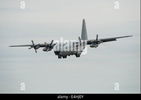 RAF Fairford, Gloucestershire UK. 11 juillet 2014. La Force aérienne belge C130H Hercules transport de 20 Squadron arrive à riat. Credit : Malcolm Park editorial/Alamy Live News Banque D'Images