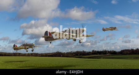 Le nord de la France, juin 1940 : trois ouragans de RAF n° 17 Squadron de leur aérodrome de fortune scramble. Banque D'Images