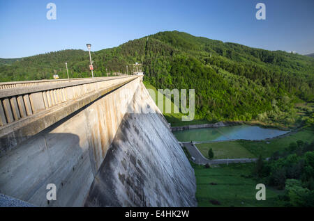 Barrage de l'énergie dans les montagnes, le barrage de Bicaz en Roumanie Banque D'Images