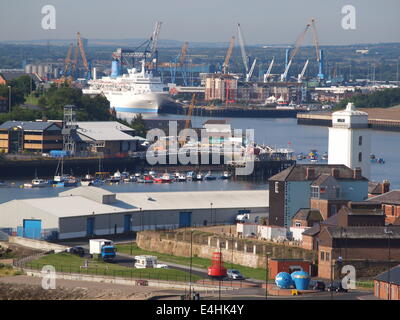 Rivière Tyne, Royaume-Uni. 12 juillet, 2014. Tôt le matin sur la rivière Tyne avec ''Thomson Spirit bateau de croisière'' étant arrivé à quai et les amarres. Credit : James Walsh/Alamy Live News Banque D'Images