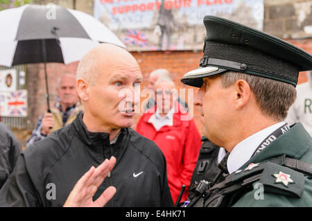 Belfast, Irlande du Nord. 12 Sep 2014 - Billy Hutchinson du Parti unioniste progressiste (PUP) dirige sa colère à un surintendant PSNI après avoir été témoin de préjugé perçu à partir de la police. Crédit : Stephen Barnes/Alamy Live News Banque D'Images