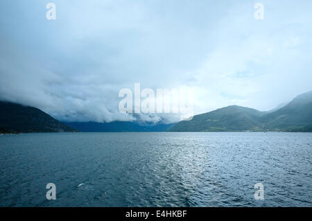 Soirée d'été Hardangerfjord nuageux vue du ferry (Norvège) Banque D'Images
