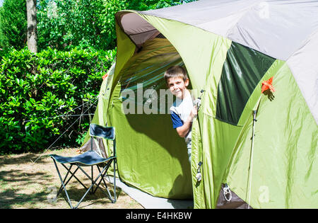 Des pics d'un enfant tente verte. Camping Banque D'Images