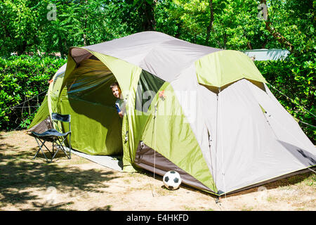 Des pics d'un enfant tente verte. Camping Banque D'Images