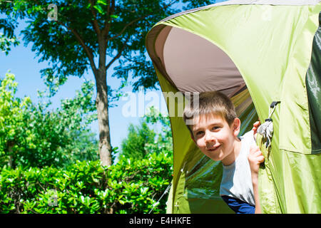 Des pics d'un enfant tente verte. Camping Banque D'Images