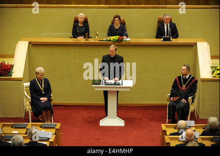 Vilnius, Lituanie. 12 juillet, 2014. Dalia Grybauskaite (1re L) assiste à l'inauguration de sa présidence à Vilnius, en Lituanie, le 12 juillet 2014. Grybauskaite a été réélu président de la Lituanie en mai avec environ 58  % de votes favorables, ce qui fait d'elle le premier président de ce pays balte à être élu. consécutivement Alfredas Crédit : Pliadis/Xinhua/Alamy Live News Banque D'Images