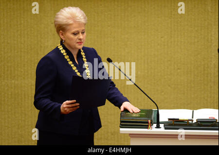 Vilnius, Lituanie. 12 juillet, 2014. Dalia Grybauskaite prête serment pour son inauguration de présidence à Vilnius, en Lituanie, le 12 juillet 2014. Grybauskaite a été réélu président de la Lituanie en mai avec environ 58  % de votes favorables, ce qui fait d'elle le premier président de ce pays balte à être élu. consécutivement Alfredas Crédit : Pliadis/Xinhua/Alamy Live News Banque D'Images