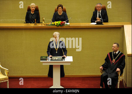 Vilnius, Lituanie. 12 juillet, 2014. Dalia Grybauskaite traite de son inauguration de présidence à Vilnius, en Lituanie, le 12 juillet 2014. Grybauskaite a été réélu président de la Lituanie en mai avec environ 58  % de votes favorables, ce qui fait d'elle le premier président de ce pays balte à être élu. consécutivement Alfredas Crédit : Pliadis/Xinhua/Alamy Live News Banque D'Images