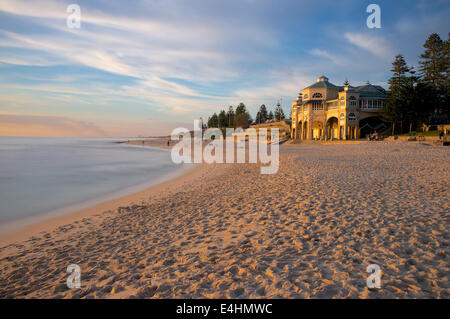 Coucher du soleil : presque à l'opposé du soleil en direction de la célèbre maison de thé de l'Indiana sur Cottesloe Beach à l'ouest de l'Australie. Banque D'Images