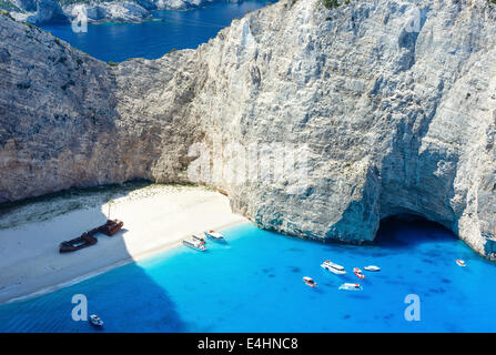 Vue d'en haut sur la baie de Navagio. Côte d'été vue (Grèce, Zante, Ionienne). Banque D'Images