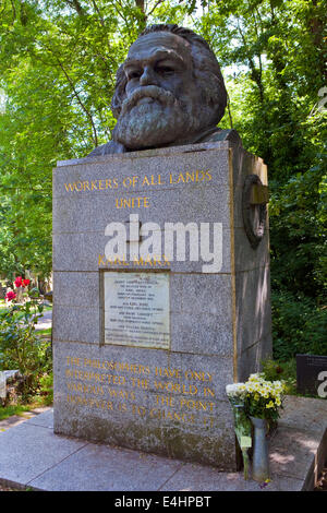 Tombeau et statue du philosophe Karl Marx, marquant son lieu de repos dans le Cimetière de Highgate, Londres. Banque D'Images