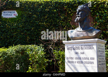 Un buste commémoratif d'héros national albanais George Kastrioti-Skanderberg sur Inverness Terrace à Londres. Banque D'Images