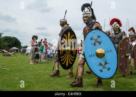 Ribchester, Lancashire, Royaume-Uni, le 12 juillet 2014. Le groupe de reconstitution legio secunda augusta étaient présents pour célébrer le centenaire de ribchester roman museum. Le groupe a démontré qu'est-ce qu'était que de vivre en Grande-Bretagne à l'époque romaine. Le British museum a prêté le "casque de ribchester', qui a été trouvé dans le village pour marquer le centenaire du musée. Le casque était voté la seconde meilleure trouver' romain, derrière les tablettes de vindolanda, selon un sondage mené par le site web de channel 4 television programme temps équipe. crédit : Paul melling/Alamy live news Banque D'Images