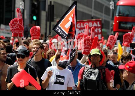 Londres, Royaume-Uni. 12 juillet, 2014. 12/07/2014 - les manifestants contre l'accord commercial UE-Etats-Unis - TTIP (Transatlantic Trade and Investment Partnership) à partir de mars le ministère de l'économie, l'innovation et les compétences à l'Europe House, le siège londonien de la Commission européenne et le Parlement européen, dans Smith Square, Londres. Credit : Glyn Thomas Photography/Alamy Live News Banque D'Images