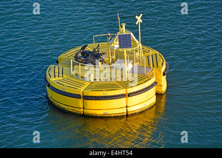 Panneau solaire sur la bouée flottante Floatex Business ancre ancrée au lit de mer pour fixer les cordes d'amarrage de l'expédition à l'aide de crochets de fixation rapide de l'UE Banque D'Images