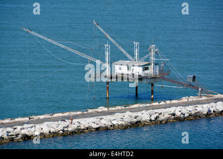 Gros plan du rare fishermens hut sur pilotis avec grand filet de pêche aujourd'hui submergé et appuyé par série de cordes et poulies Banque D'Images