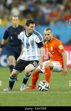 Lionel Messi (ARG), Wesley Sneijder (NED), 9 juillet 2014 Football - Coupe du Monde FIFA 2014 : demi-finale entre les Pays-Bas 0(2-4)0 l'Argentine à l'Arène de Sao Paulo Stadium à Sao Paulo, Brésil. (Photo par AFLO) [3604] Banque D'Images