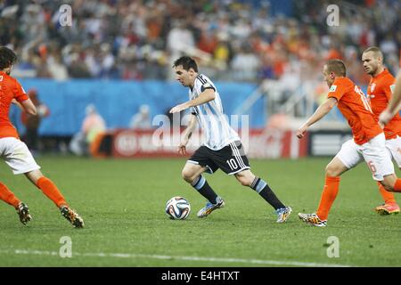 (L-R) Daley Blind (NED), Lionel Messi (ARG), Jordy Clasie, Wesley Sneijder (NED), 9 juillet 2014 Football - Coupe du Monde FIFA 2014 : demi-finale entre les Pays-Bas 0(2-4)0 l'Argentine à l'Arène de Sao Paulo Stadium à Sao Paulo, Brésil. (Photo par AFLO) [3604] Banque D'Images