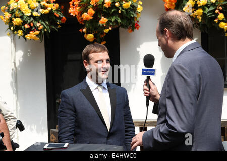 Newmarket, au Royaume-Uni. 12 juillet, 2014. Moët et Chandon juillet Festival, Darley July Cup 24. Wes Welker NFL star interviewé à la télévision britannique avant son cheval joueur exécutant dans le Darley Juillet Cup. Credit : Action Plus Sport/Alamy Live News Banque D'Images