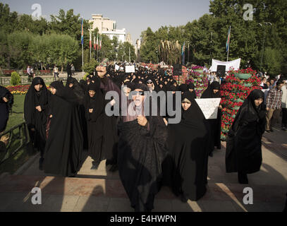 Téhéran, Iran. 12 juillet, 2014. 12 juillet 2014 - Téhéran, Iran - les femmes voilées iranien crier des slogans à l'appui de l'hijab (vinaigrette) Code islamique pendant un rassemblement dans le parc Mellat (Nation) dans le nord de Téhéran. Morteza Nikoubazl/ZUMAPRESS : Morteza Nikoubazl Crédit/ZUMA/Alamy Fil Live News Banque D'Images