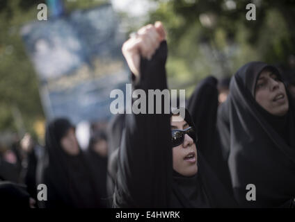 Téhéran, Iran. 12 juillet, 2014. 12 juillet 2014 - Téhéran, Iran - l'Iran une femme voilée crie des slogans à l'appui de l'hijab (vinaigrette) Code islamique pendant un rassemblement dans le parc Mellat (Nation) dans le nord de Téhéran. Morteza Nikoubazl/ZUMAPRESS : Morteza Nikoubazl Crédit/ZUMA/Alamy Fil Live News Banque D'Images