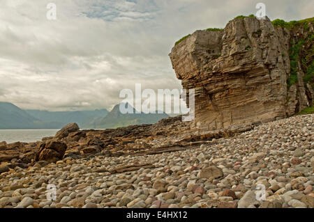 Elgol Plage avec falaise de grès altérés à la recherche vers la montagnes Cullin Banque D'Images