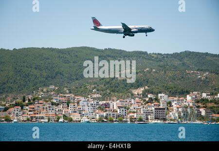 Avion à l'atterrissage à l'aéroport de Skiathos, Grèce Banque D'Images