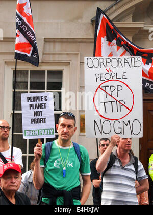 Londres, Royaume-Uni. 12 juillet, 2014. Titulaire d'un des militants de l'étiquette du Parti Vert et les entreprises contre les gens placard dans le cadre de partenariat transatlantique de commerce et d'investissement (TTIP) Manifestation à Smith Square Crédit : Mamusu Kallon/Alamy Live News Banque D'Images