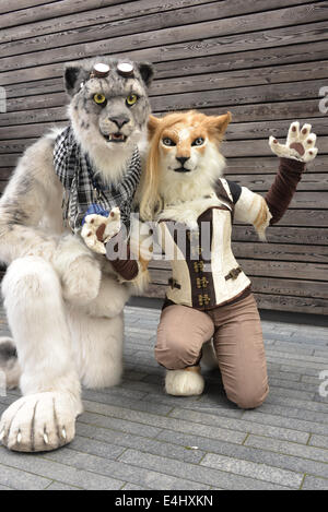 Londres, Royaume-Uni. 12 juillet, 2014. Un groupe de la LondonFurs s'habillent de costumes d'animaux pour un été fun de marcher au Tower Bridge, à pied de la reine à Londres. Credit : Voir Li/Alamy Live News Banque D'Images