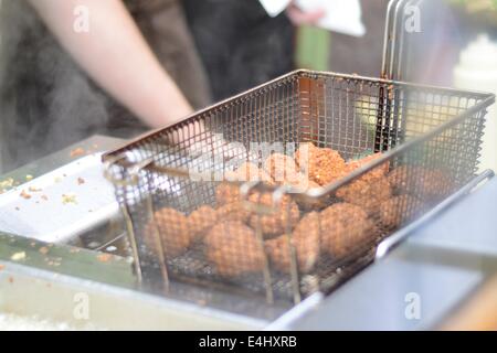 La cuisson en friteuse Falafel Banque D'Images