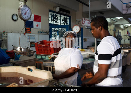 Panama, Panama City, Santa Ana quartier, marché aux poissons (Mercado de Mariscos). Femme vendeur. Poissons frais et fruits de mer à Banque D'Images