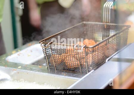 La cuisson en friteuse Falafel Banque D'Images