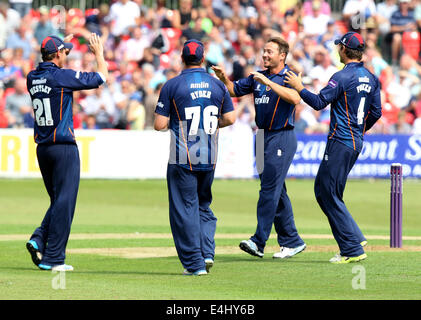 Colchester, Essex, Royaume-Uni. 12 juillet, 2014. T20 de NatWest, Blast vs Essex Kent Spitfires. Graham Napier célèbre le guichet de Daniel Bell-Drummond : Action Crédit Plus Sport/Alamy Live News Banque D'Images