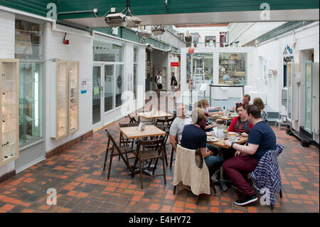 Les gens vivent à l'intérieur de la Manchester Craft and Design Center sur Oak Street dans le quartier du nord, dans le centre-ville de Manchester. Banque D'Images