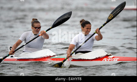 Dans le lac Beetzsee Brandenburg an der Havel et, en Allemagne, le 12 juillet 2014. Les canoéistes Sofiya Yurchanka et Aleksandra Grishina (R-L) de la Bulgarie en action pendant la chaleur de la femme 1000 mètres sur le lac Beetzsee dans le Brandebourg au Havel, et l'Allemagne, le 12 juillet 2014. Du 10 au 13 juillet 2014, e'Canoë Championnats sont en cours dans Brandenbur. Photo : RALF HIRSCHBERGER/dpa/Alamy Live News Banque D'Images