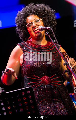 Lugano en Suisse. 11 juillet 2014. L'American jazz band SUN RA ARKESTRA RÊVE CENTENAIRE effectue vivent à Piazza Della Riforma au cours de la 'Estival Jazz Lugano 2014' Credit : Rodolfo Sassano/Alamy Live News Banque D'Images