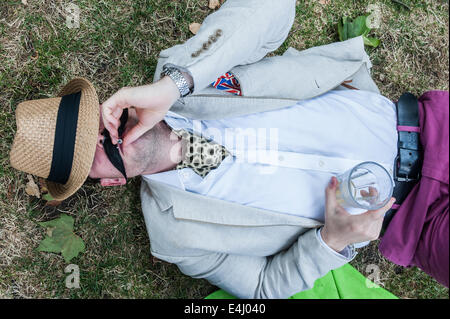 Londres, Royaume-Uni. 12 juillet, 2014. Reveler's picnic à l'olympiade de Chap de 2010 à Bedford Square. L'événement annuel, maintenant à sa dixième édition, est une célébration de l'ineptie sportives : sensational cravates ont priorité sur la transpiration lycra ; plus de points sont accordés pour le maintien d'une presse à pantalons immaculé de plis de franchir la ligne d'arrivée. Prenant place dans un cadre verdoyant à central London square, de l'Jeux olympiques Chap est un lieu de rassemblement pour les plus sportifs et sportives habillé de façon excentrée de la nation. Credit : Piero Cruciatti/Alamy Live News Banque D'Images