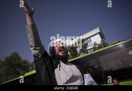 Téhéran, Iran. 12 juillet, 2014. Un dignitaire religieux iranien crie des slogans en faveur de Hijab (code vestimentaire islamique) au cours d'un rassemblement dans le parc Mellat, dans le nord de Téhéran. © Morteza Nikoubazl/ZUMA/Alamy Fil Live News Banque D'Images