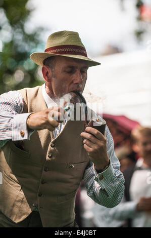 Bedford Square, Bloomsbury, Londres, 19 avril 2014. Gustav Temple, l'éditeur du magazine Chap et fondateur de l'Olympiade Chap célèbre l'ouverture des Jeux par l'éclairage du tuyau Chap. Photographe ; Gordon 1928/Alamy Live News Banque D'Images