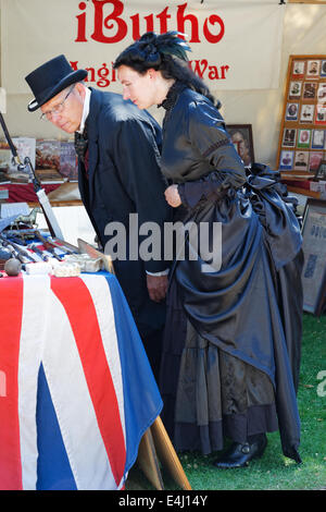 Le personnel National Trust participer à Hughenden Manors Victorian Week-end 2014 & s'habiller comme un gentleman victorien & lady Banque D'Images