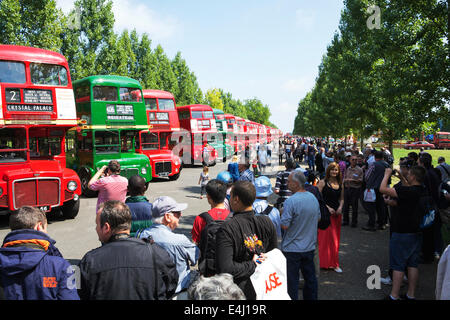 Bus de Londres. Londres, Royaume-Uni. 12 juillet 2014. Le Routemaster Bus Festival à Finsbury Park (nord de Londres), commémorant le 60e anniversaire de l'inauguration de la première Routemaster, RMI, dans le centre commercial de l'automobile en septembre 1954. Des foules de gens profiter du Routemaster festival. Photo : Alamy Live News Banque D'Images