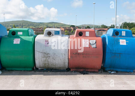 Le verre et les canettes bacs de recyclage Banque D'Images