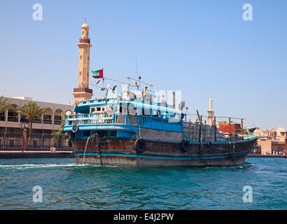 Dhaw traditionnel ferry boats sur la crique de Dubaï Banque D'Images