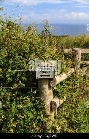 Un signe sur un champ fencepost indique 'à la côte' sur le South West Coast Path près de Crackington Haven à Cornwall Banque D'Images