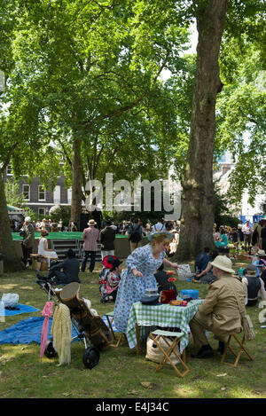 Bedford Square, Londres UK. 12 juillet 2014, le 10e anniversaire de l'Olympiade Chap. Un rassemblement de chaps vestimentaire et chapesses à Bloomsbury, Londres. Divers sports Chap ont lieu à un pique-nique dans le square. Crédit : Steve Davey/Alamy Live News Banque D'Images