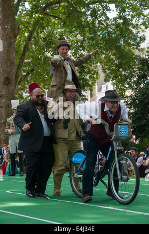 Bedford Square, Londres UK. 12 juillet 2014, le 10e anniversaire de l'Olympiade Chap. Un rassemblement de chaps vestimentaire et chapesses à Bloomsbury, Londres. Chaps prenant part à la poursuite de thé. Crédit : Steve Davey/Alamy Live News Banque D'Images