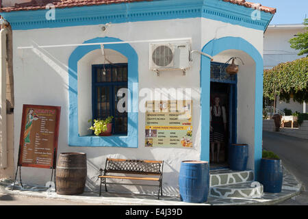 Spanien, Rhodos, Embona, Bergdorf am fusse des 1215 mètres hohen Attaviros. Souveniergeschäft Banque D'Images