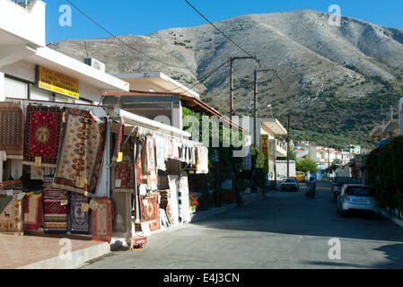 Spanien, Rhodos, Embonas, Bergdorf pm fusse des 1215 mètres hohen Attaviros. Blick durch die Dorfstrasse auf den Attaviros. Banque D'Images
